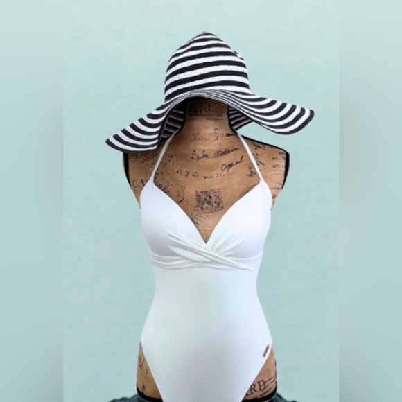 VINCE CAMUTO White One Piece Ribbed Swimsuit - Picture 1 of 3